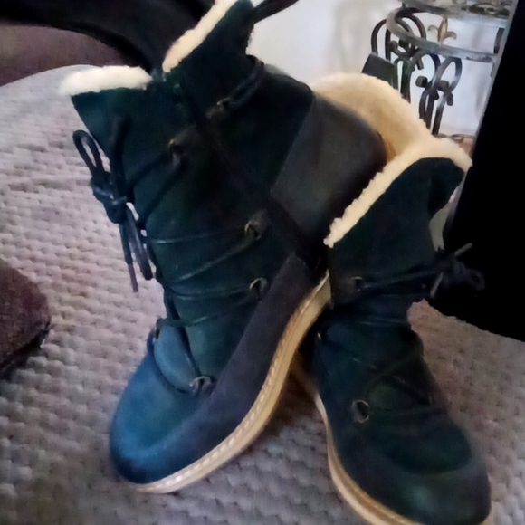 Selling very comfortable White mountain boots.. lightly worn - Picture 1 of 4